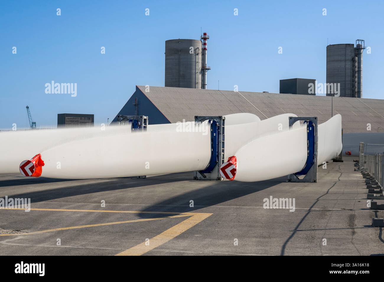 Frankreich, Charente Maritime, La Rochelle, Port Atlantique La Rochelle, Handelshafen La Pallice, Lagerung von Windkraftanlagenelementen vor der Installation Stockfoto