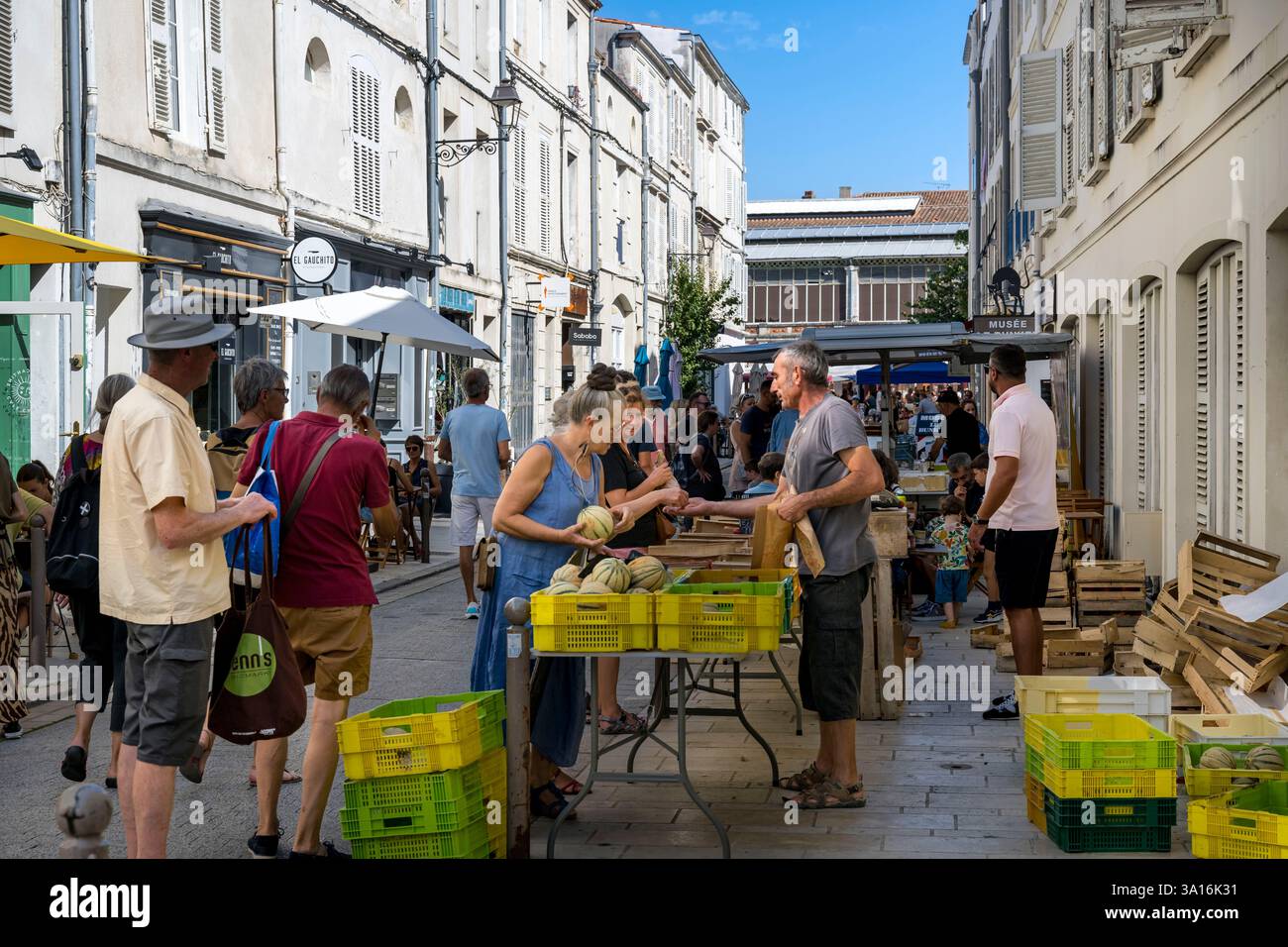 Frankreich, Charente Maritime, La Rochelle, Market rue des Dames, der zum alten überdachten Markt aus dem 19. Jahrhundert führt Stockfoto