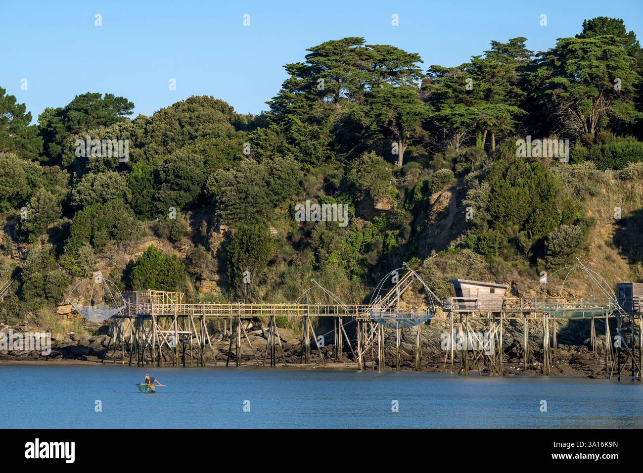 Frankreich, Loire Atlantique, Bucht von Bourgneuf, Pornic, traditionelle Carrelet (Fischerhütte) in Fischerhütten am Rande des Strandes Creve-coeur bei La Bernerie-en-Retz, Garnelenfischer zu Fuß mit Netz Stockfoto