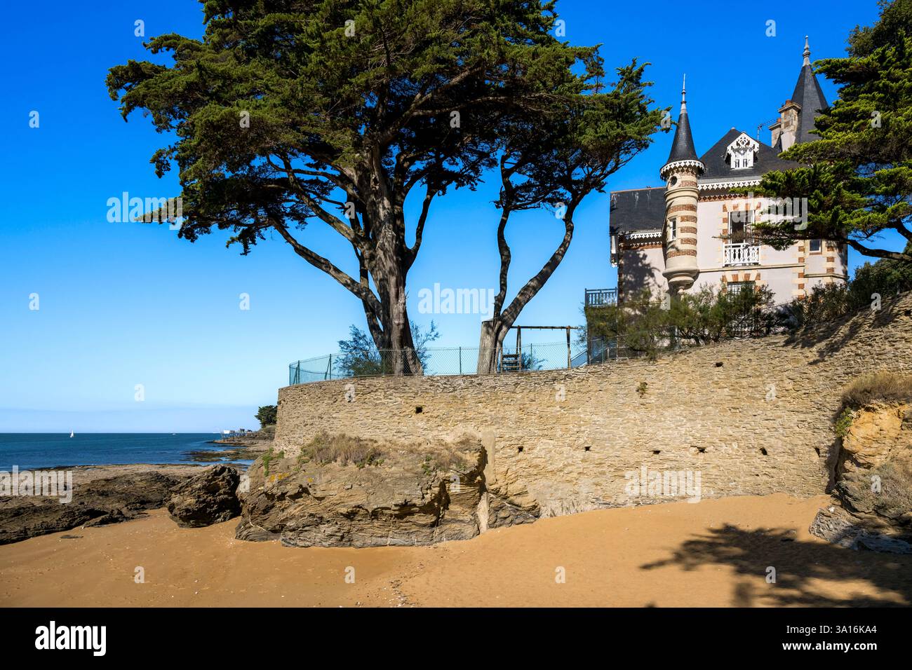 Frankreich, Loire Atlantique, Pornic, Villa aus dem 19. Jahrhundert mit Blick auf eine Bucht am Boulevard de l'Océan und traditionelle Fischerhütten im Hintergrund Stockfoto