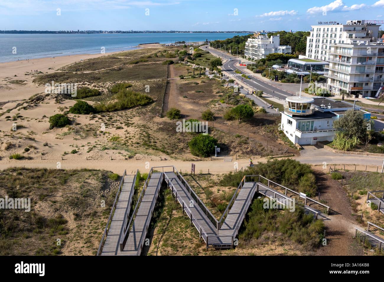 Frankreich, Loire Atlantique, Saint-Brévin-Les-Pins, das Joa Casino mit Blick auf Meer und Strand, Saint-Nazaire im Hintergrund (aus der Vogelperspektive) Stockfoto
