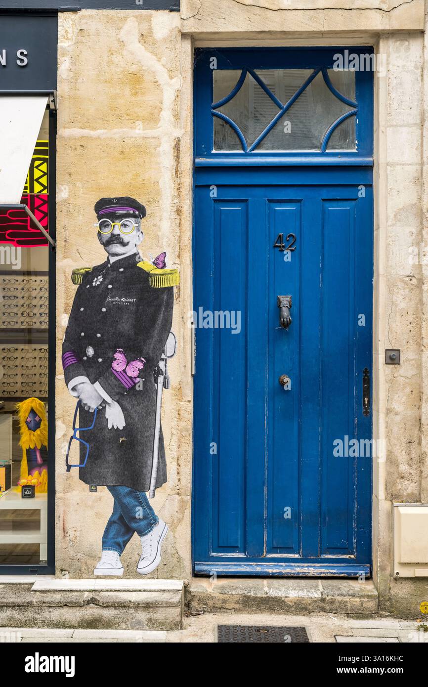 Frankreich, Charente Maritime, Rochefort, der Schriftsteller Pierre Loti karikiert für eine optische Marke rue de la République Stockfoto