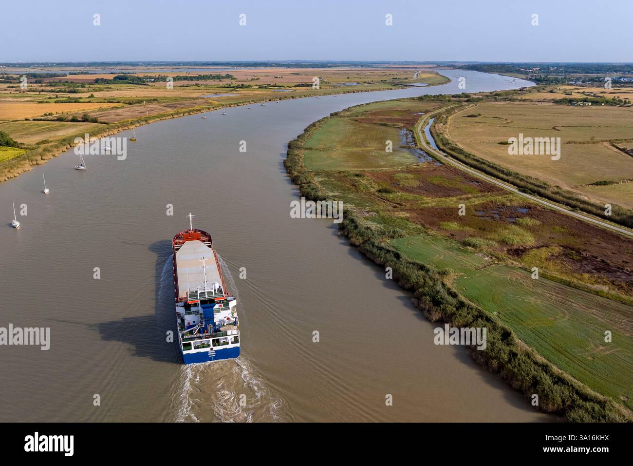Frankreich, Charente Maritime, Rochefort und Soubise, Frachtschiffe, die den Fluss Charente hinunter fahren (Luftsicht) Stockfoto