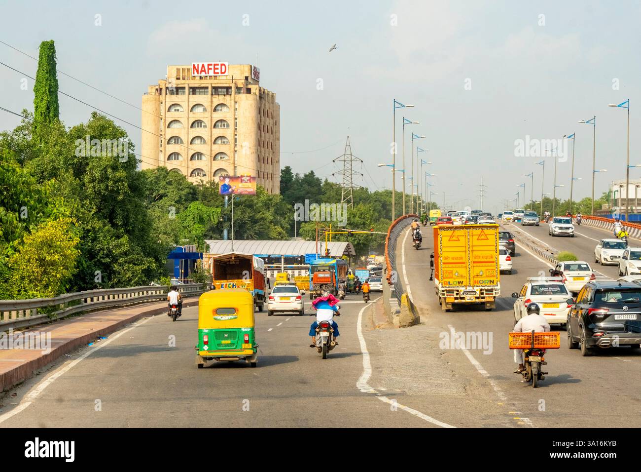 Indien, Neu-Delhi, Autoverkehr mit Rikscha, Tuk-Tuk Stockfoto