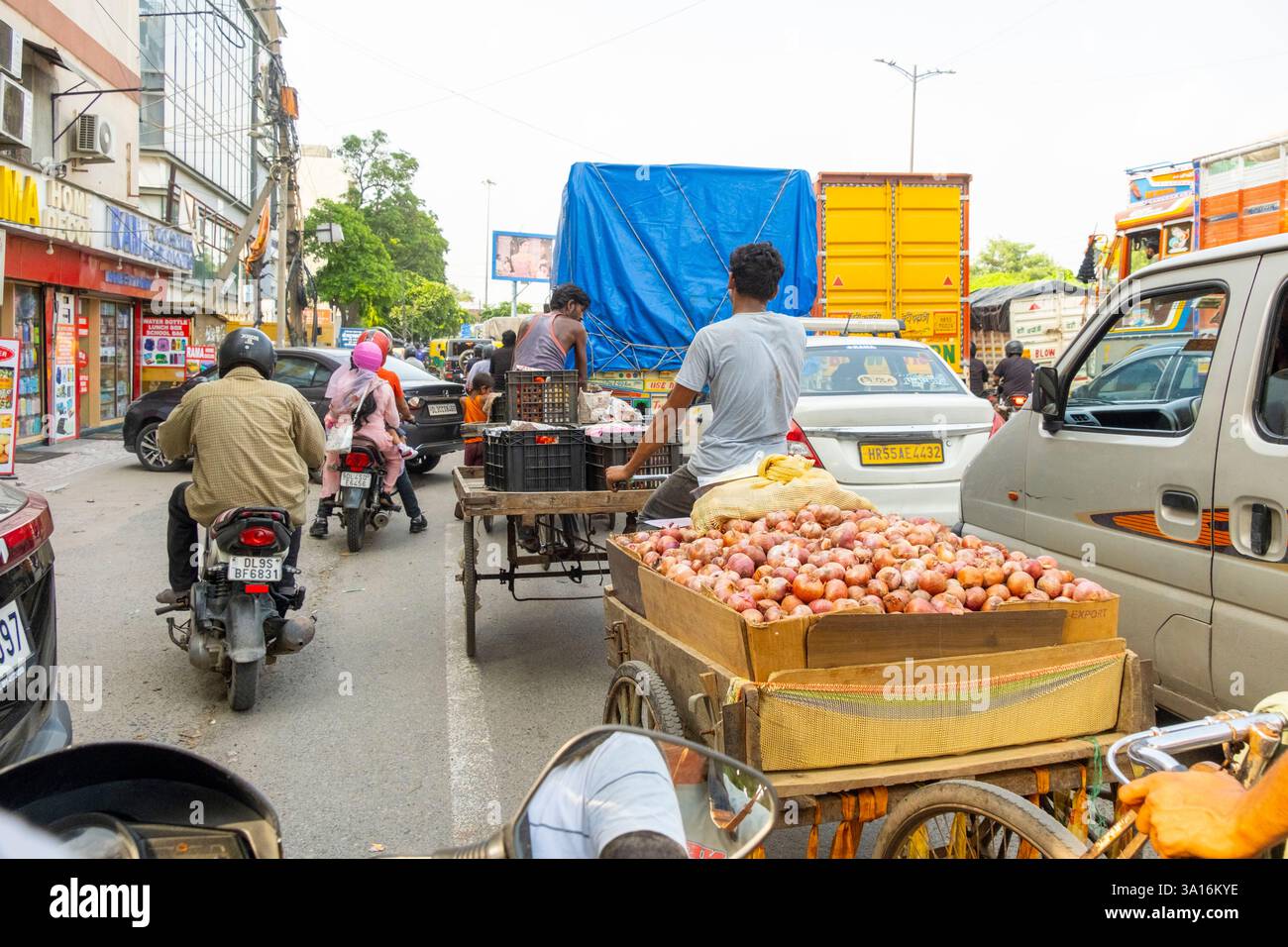 Indien, Neu-Delhi, Autoverkehr mit Rikscha, Tuk-Tuk Stockfoto