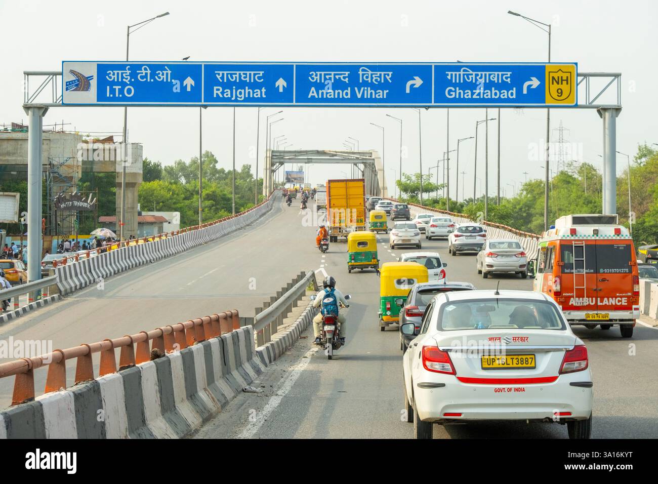 Indien, Neu-Delhi, Autoverkehr mit Rikscha, Tuk-Tuk Stockfoto