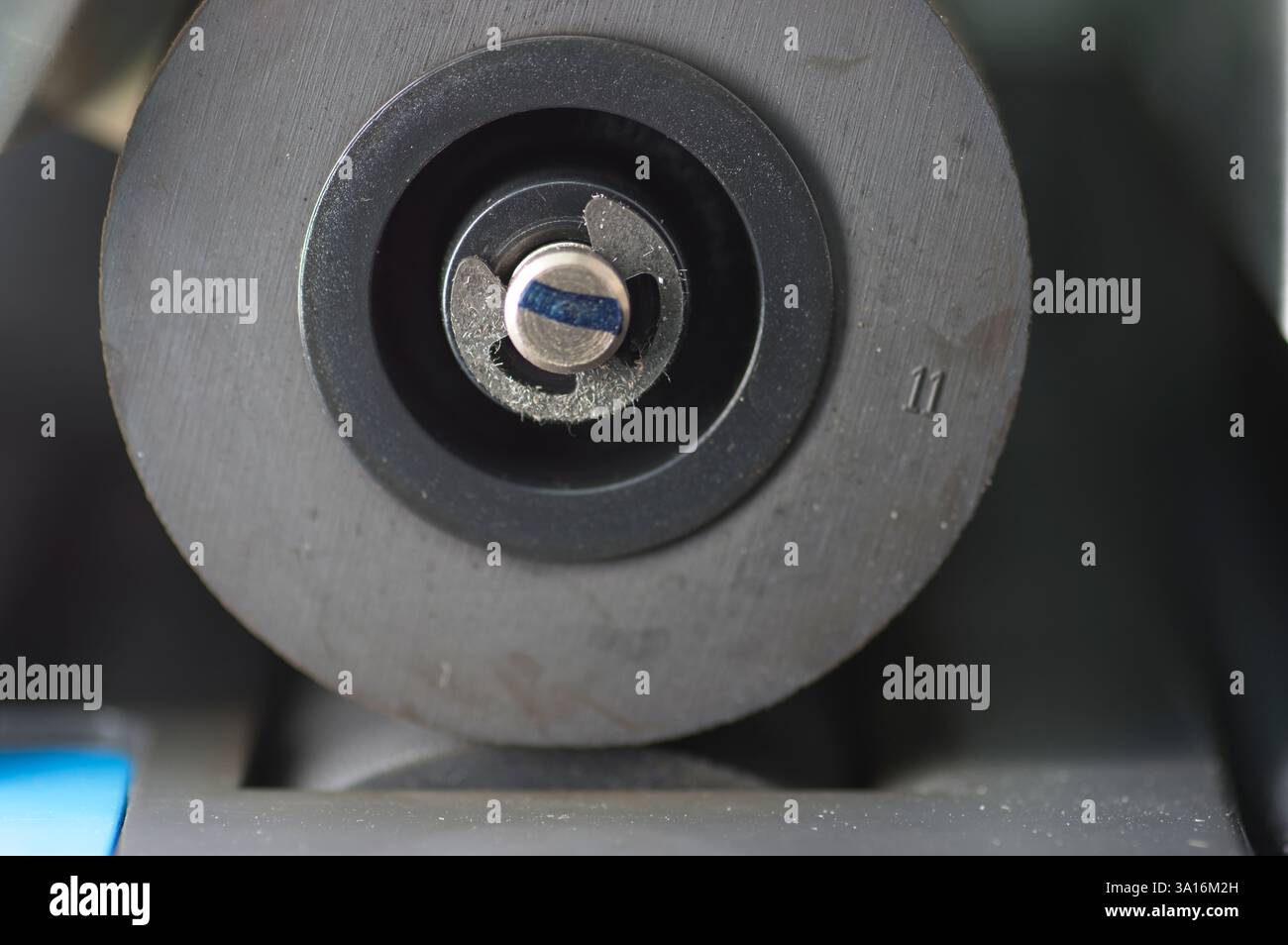 Nahaufnahme des Gummirads an der Maschine Stockfoto