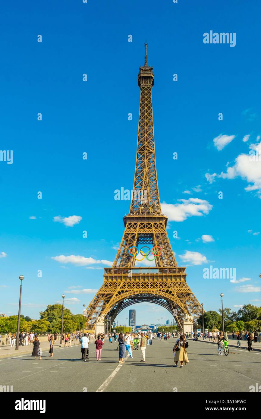 Frankreich, Paris, der Eiffelturm mit den Olympischen Ringen JO 2024, die Iena-Brücke wird zur Fußgängerzone Stockfoto