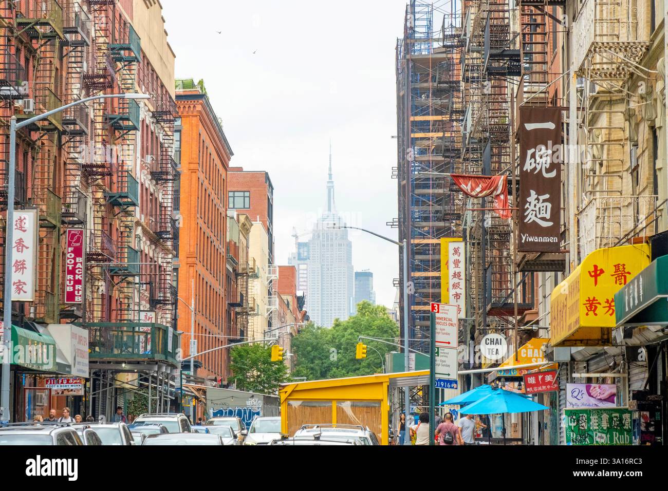 USA, New York State, New York City, Chinatown und Empire State Building Stockfoto