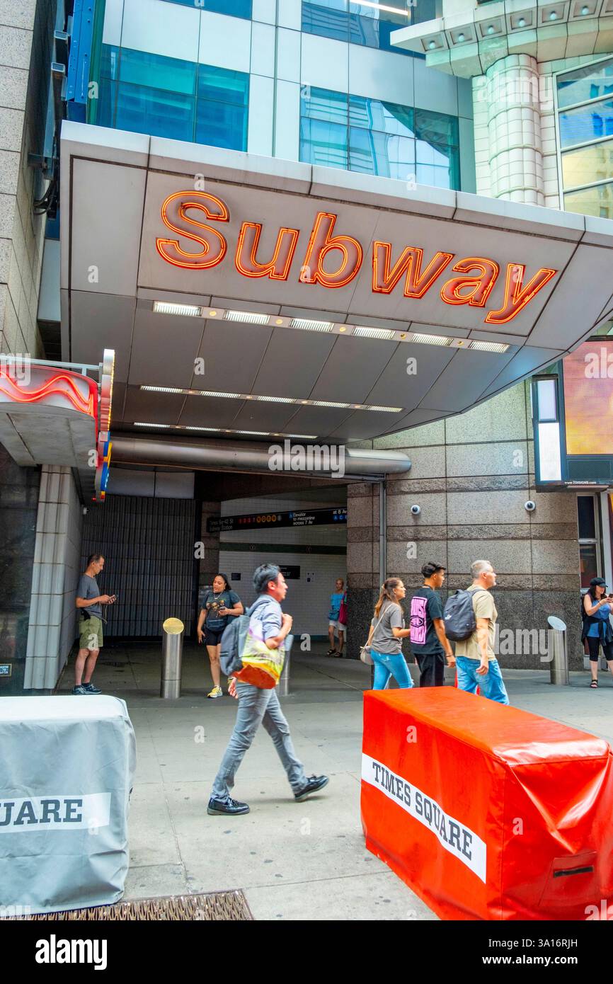 Usa, New York State, New York City, Manhattan, Midtown, 7th Avenue und 42nd Street U-Bahn-Eingang Stockfoto