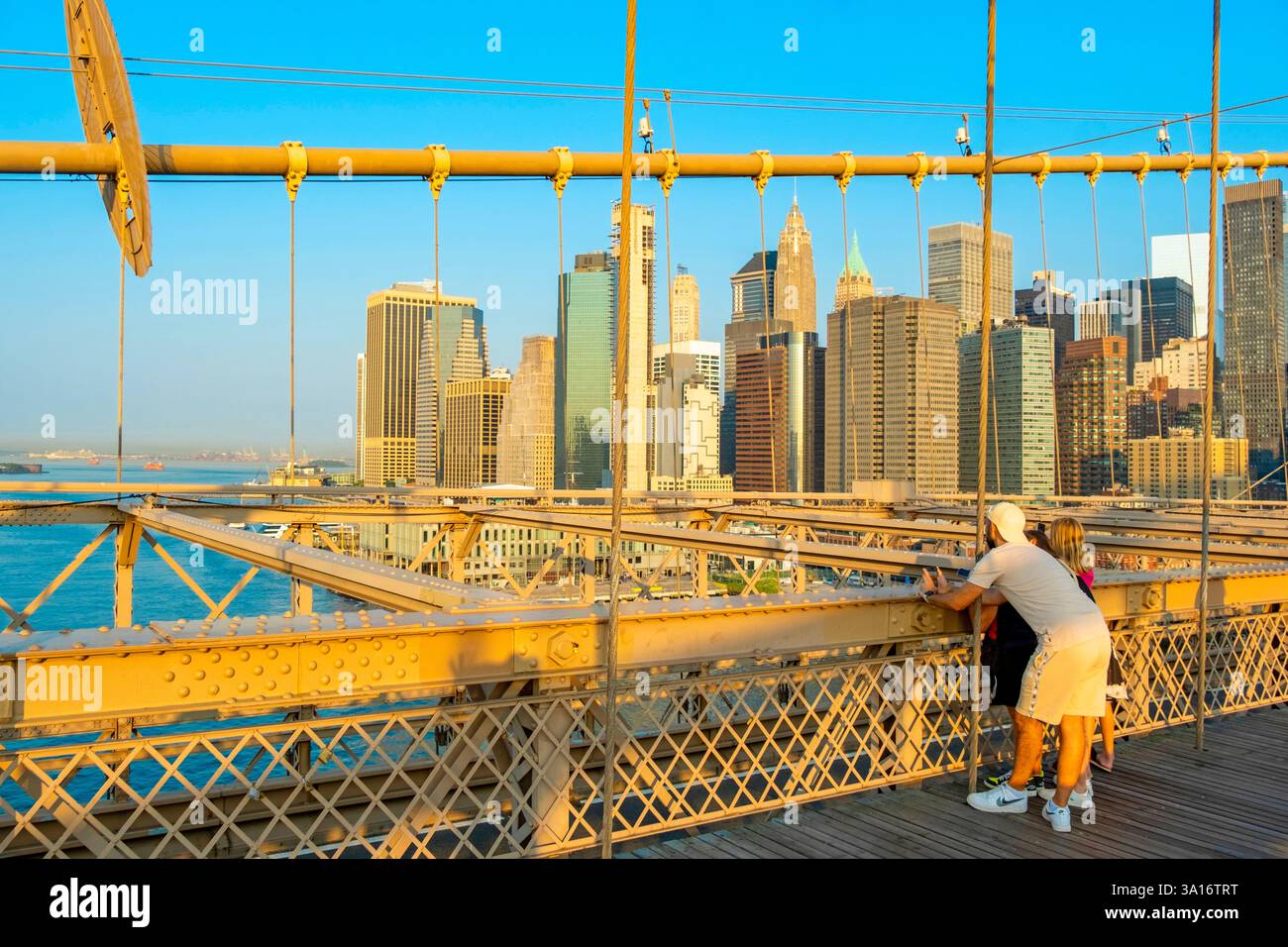 USA, New York State, New York City, Manhattan, Brooklyn Bridge Sonnenaufgang über Lower Manhattan Stockfoto