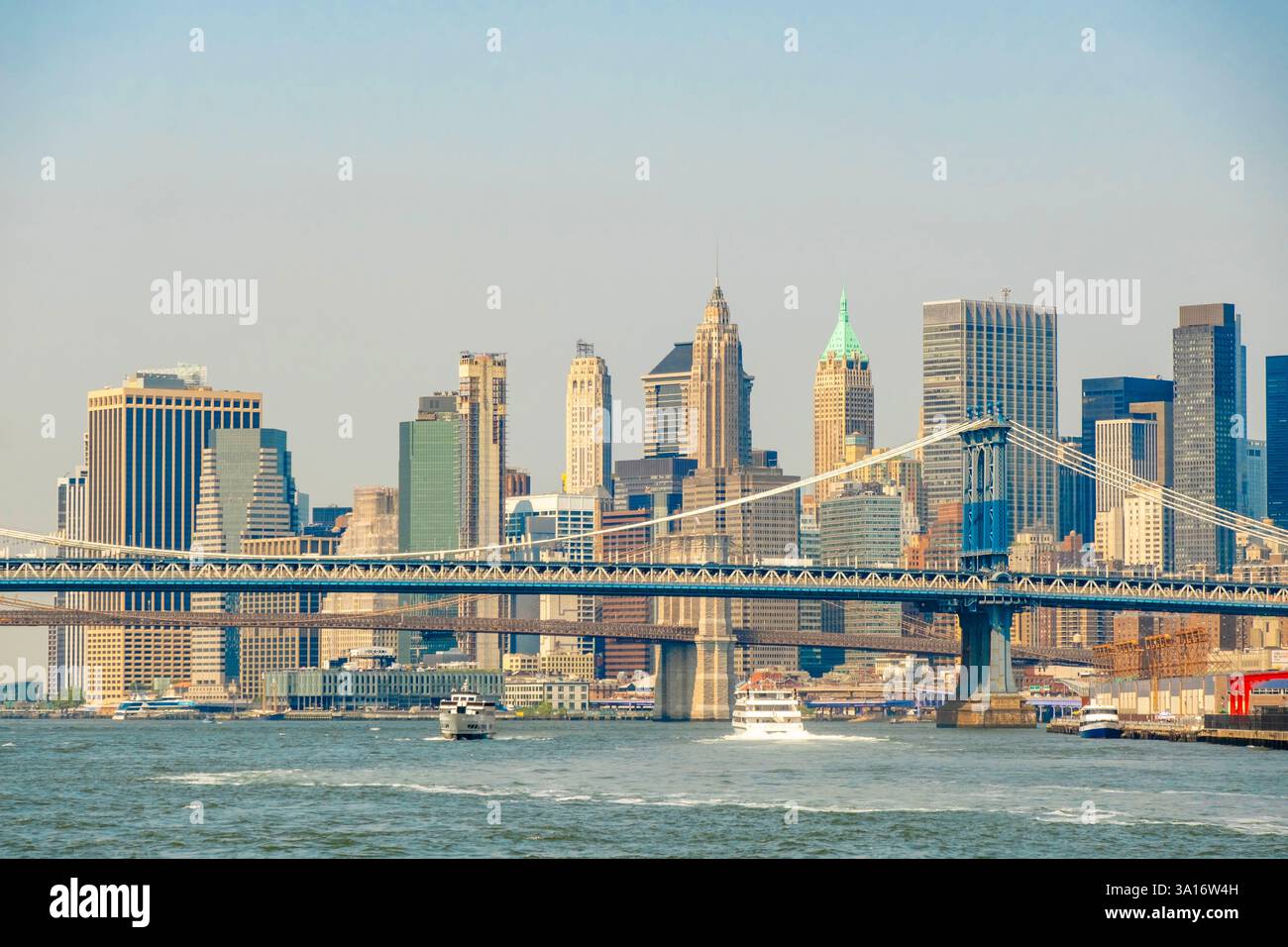 USA, New York State, New York City, Blick auf den Manhattan Financial District mit der Brooklyn Bridge und der Manhattan Bridge Stockfoto