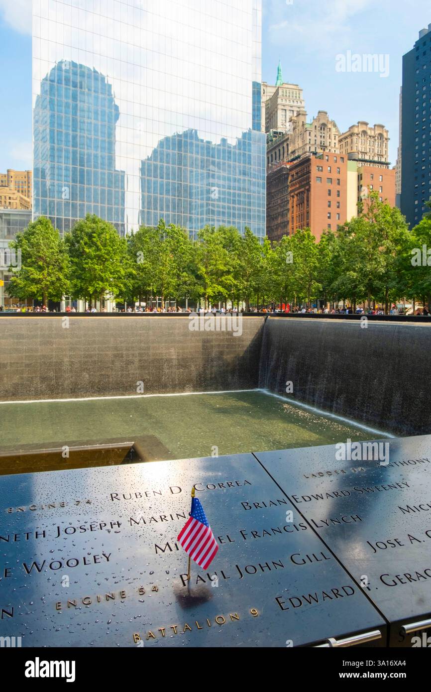 Vereinigte Staaten, Bundesstaat New York, New York City, Manhattan, Financial District, Gedenkpool für die Opfer der Angriffe vom 11. September 2001 auf die World Trade Center Towers, Ground Zero, reflektiert Abwesenheit Stockfoto
