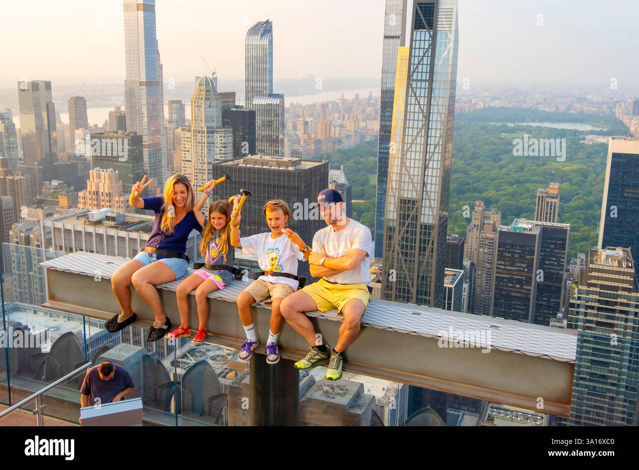 USA, New York State, New York City, Manhattan, Simulation des Fotos auf einem Strahl vom Top of the Rock Observatory im Rockefeller Center Stockfoto