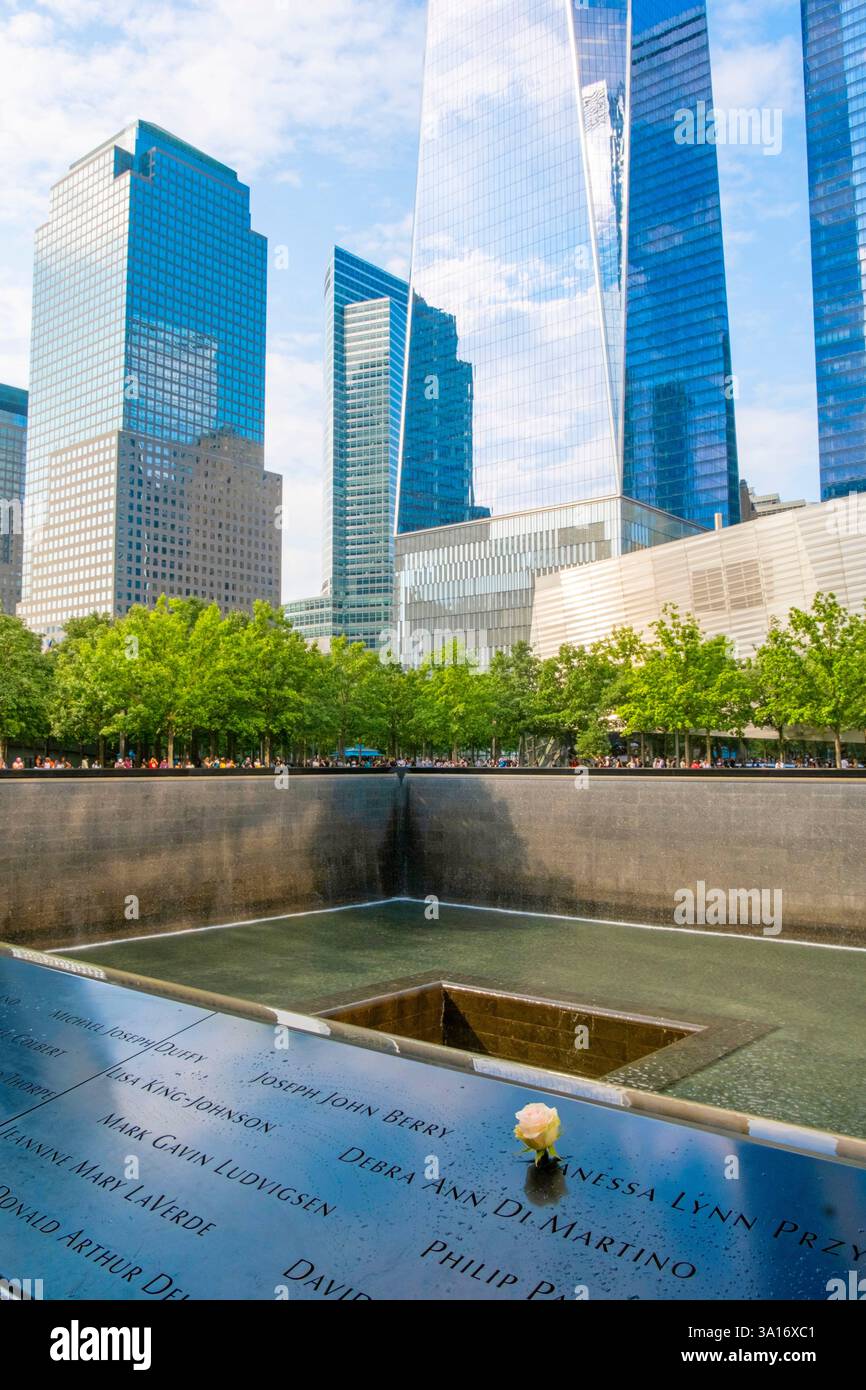 Vereinigte Staaten, Bundesstaat New York, New York City, Manhattan, Financial District, Gedenkpool für die Opfer der Angriffe vom 11. September 2001 auf die World Trade Center Towers, Ground Zero, reflektiert Abwesenheit Stockfoto