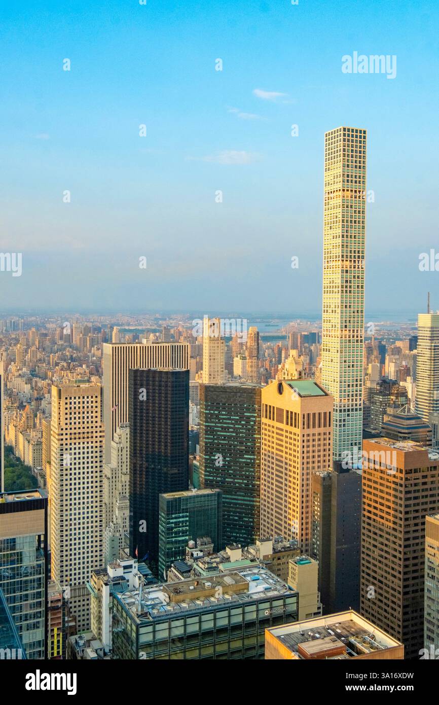 USA, New York State, New York City, Manhattan, allgemeiner Blick vom Top of the Rock Observatory am Rockefeller Center über den Central Park und den luxuriösen Wohnturm an der 432 Park Avenue Stockfoto