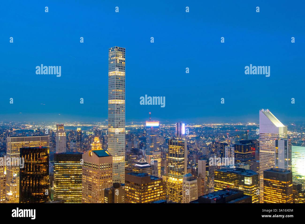 USA, New York State, New York City, Manhattan, allgemeiner Blick vom Top of the Rock Observatory am Rockefeller Center über den Central Park und den luxuriösen Wohnturm an der 432 Park Avenue Stockfoto