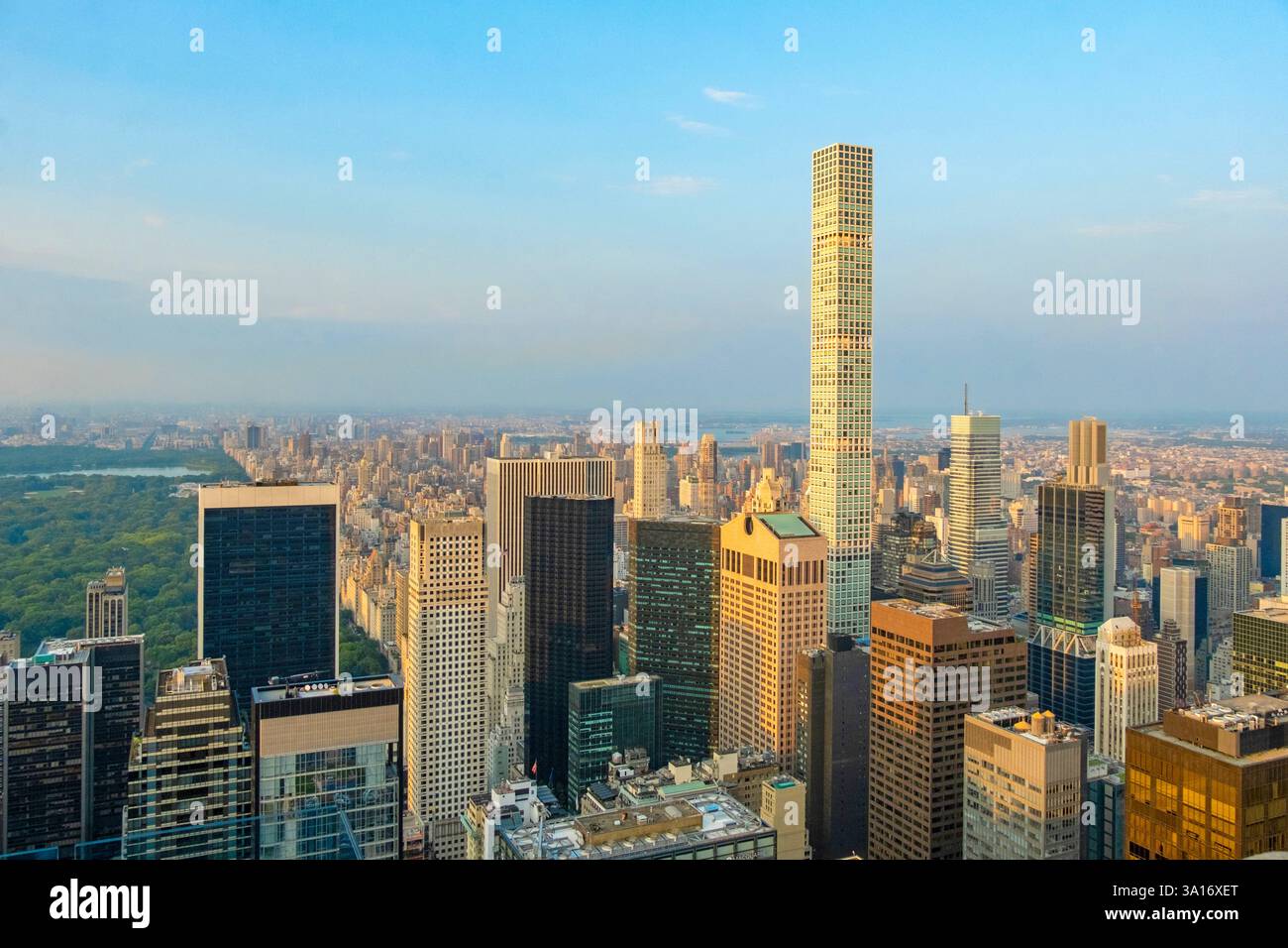 USA, New York State, New York City, Manhattan, allgemeiner Blick vom Top of the Rock Observatory am Rockefeller Center über den Central Park und den luxuriösen Wohnturm an der 432 Park Avenue Stockfoto