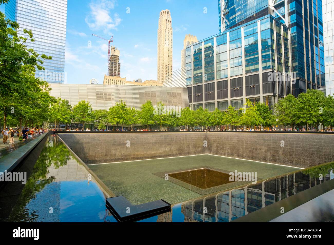Vereinigte Staaten, Bundesstaat New York, New York City, Manhattan, Financial District, Gedenkpool für die Opfer der Angriffe vom 11. September 2001 auf die World Trade Center Towers, Ground Zero, reflektiert Abwesenheit Stockfoto