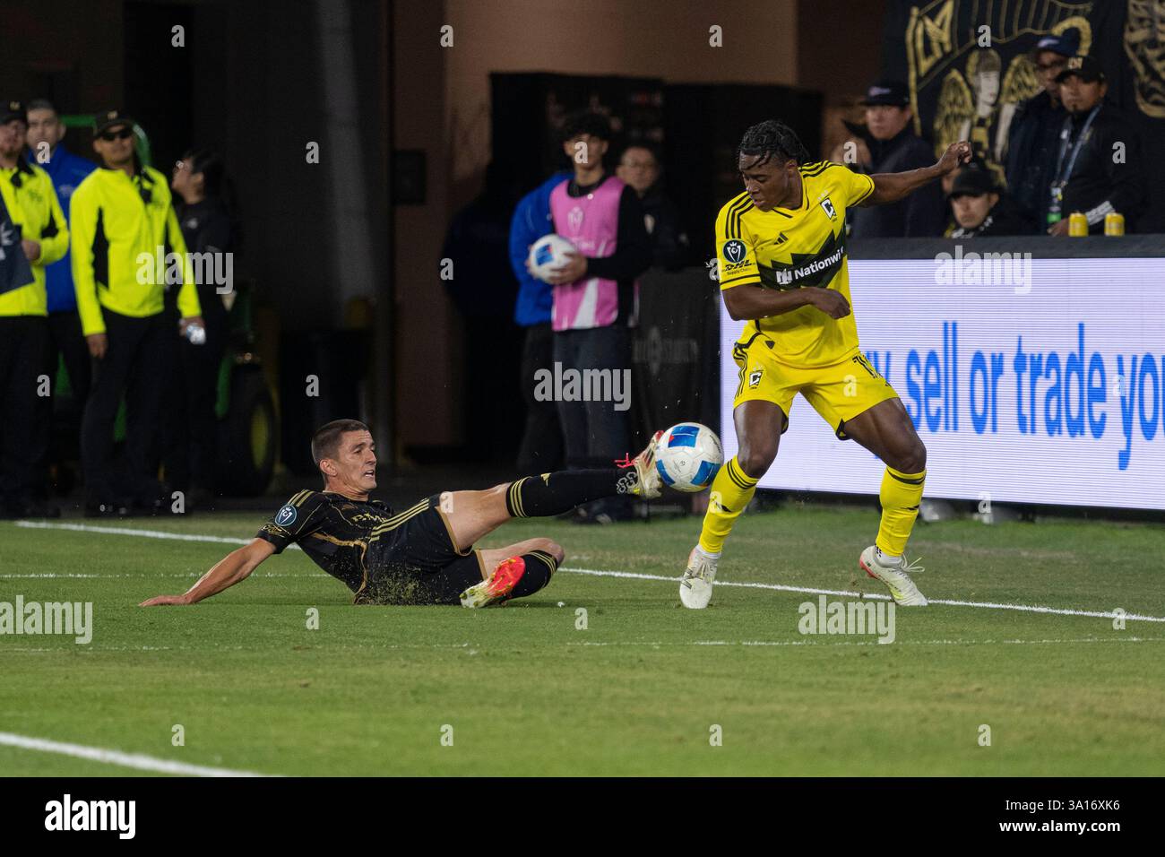 Sergi Palencia (14) vom LAFC in Aktion mit dem Columbus-Spieler DeJuan Jones (12) während der LAFC vs Columbus Crew im BMO Stadium. Endstand LAFC 3: 0 Columbus Crew Stockfoto
