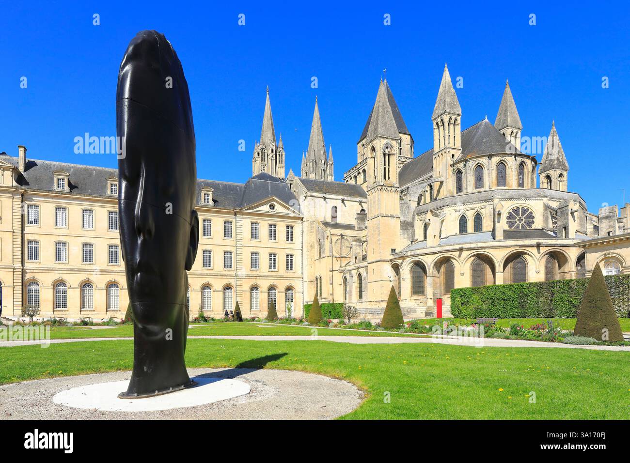 Frankreich, Calvados, Caen, abbaye aux Hommes (Abtei Saint-Etienne), gegründet im 11. Jahrhundert von Wilhelm dem Eroberer, beherbergt heute das Rathaus, Skulptur von Jaume Plensa vor der Kirche Saint-Etienne Stockfoto