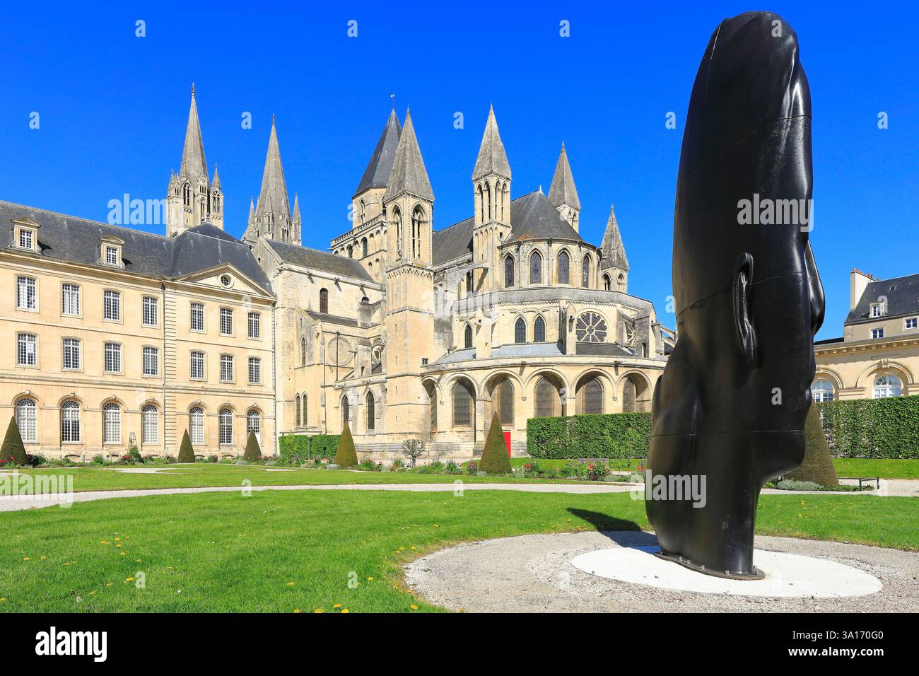 Frankreich, Calvados, Caen, abbaye aux Hommes (Abtei Saint-Etienne), gegründet im 11. Jahrhundert von Wilhelm dem Eroberer, beherbergt heute das Rathaus, Skulptur von Jaume Plensa vor der Kirche Saint-Etienne Stockfoto