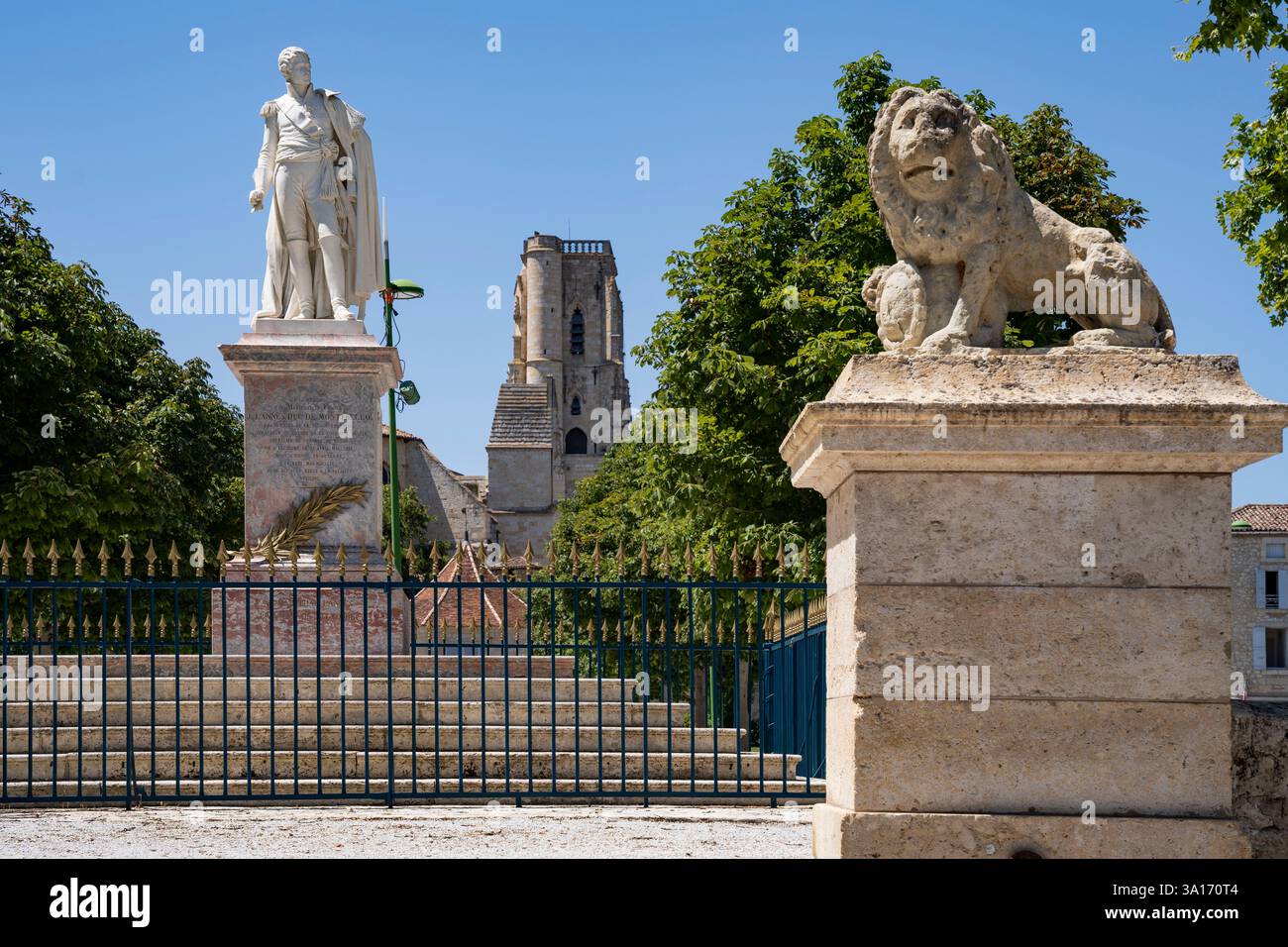 Frankreich, Gers, Lectoure, Zwischenstopp auf den Pfaden nach Santiago de Compostela, Statue des Marshalls Lannes, Glockenturm der Kathedrale Saint-Gervais und Saint-Protais im Hintergrund Stockfoto