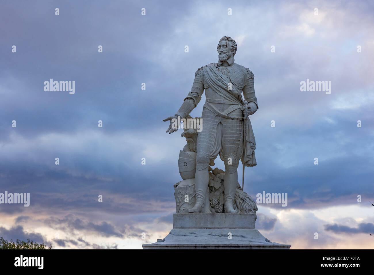 Frankreich, Pyrenäen Atlantiques, Pau, Statue auf dem Platz Royale von Henri IV., König von Frankreich und Navarra, geboren 1553 in der Château de Pau Stockfoto