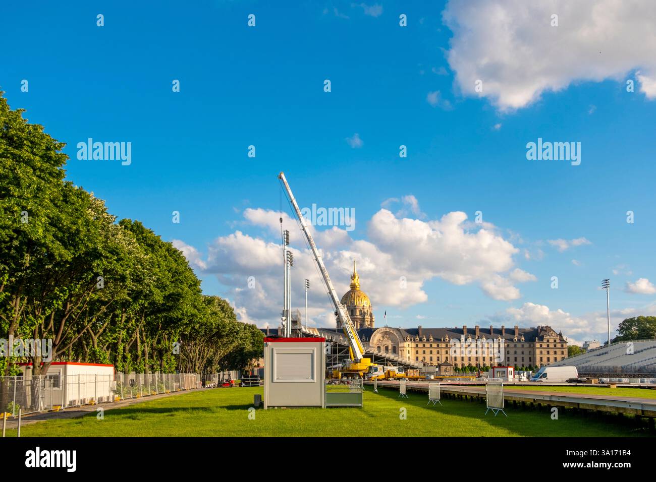 Frankreich, Paris, Esplanade des Invalides, Bau der Tribüne für die Olympischen Spiele 2024 Stockfoto