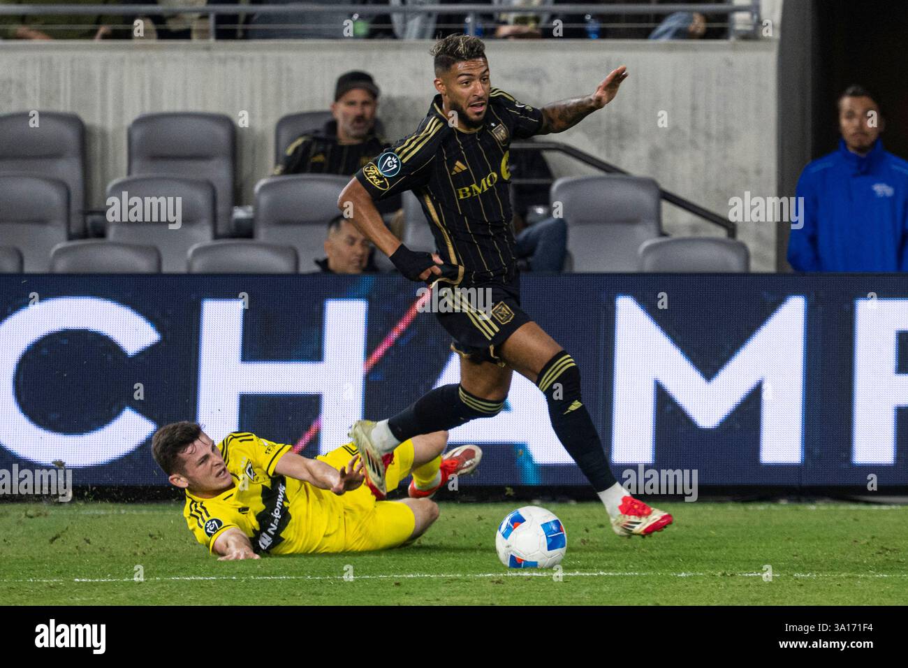 Denis Bouanga (99) (R) von LAFC im Kampf mit Malte Amundsen (18) von Columbus Crew (Verteidiger) im BMO Stadium. Endpunktzahl LAFC 3 : 0 Columbus Crew (Foto: Jon Putman / SOPA Images/SIPA USA) Stockfoto
