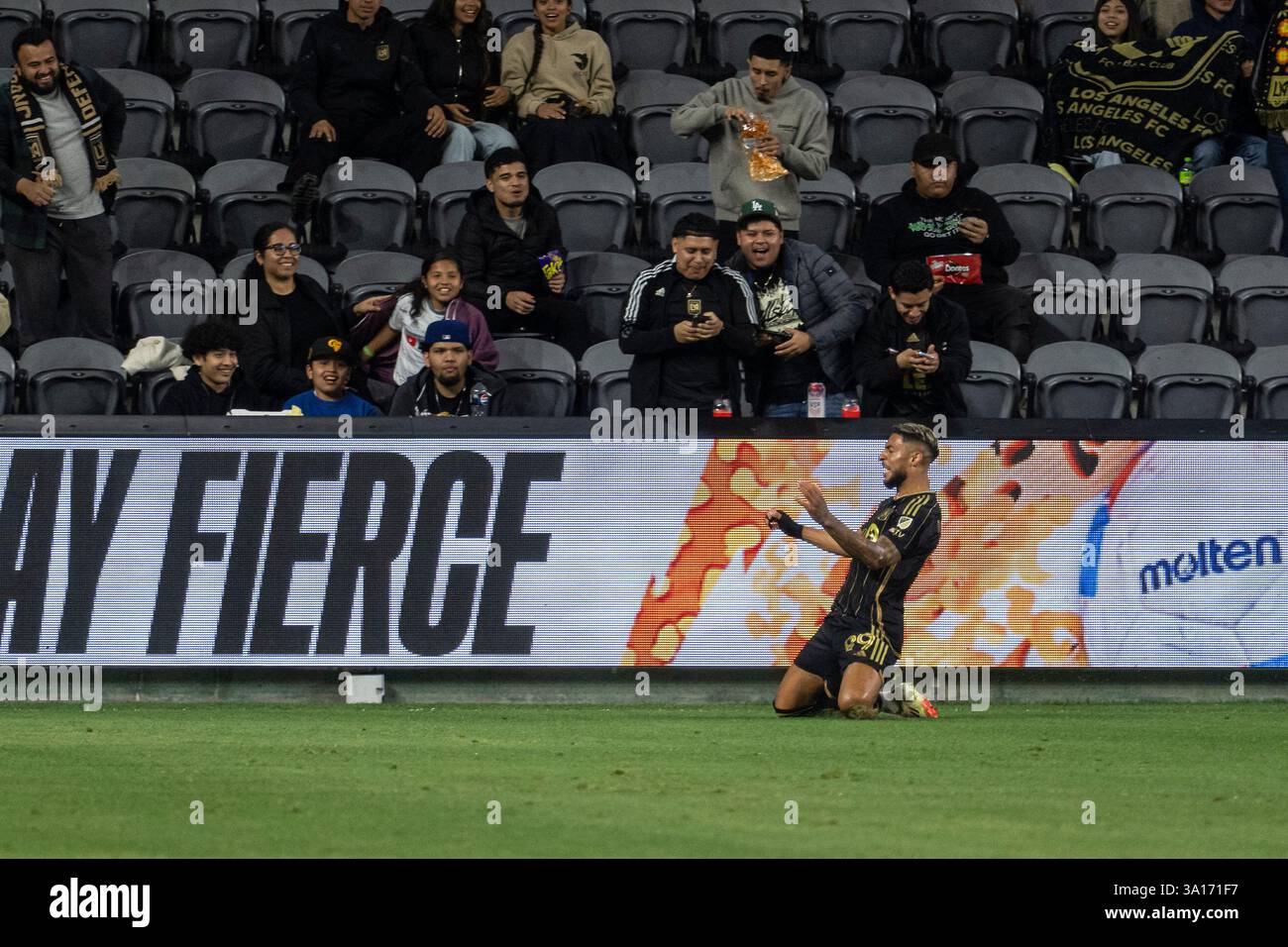Dennis Bouanga (99) vom LAFC feiert, nachdem er das erste Tor des Spiels während des Spiels LAFC gegen Columbus Crew im BMO Stadium erzielt hat. Endpunktzahl LAFC 3 : 0 Columbus Crew (Foto: Jon Putman / SOPA Images/SIPA USA) Stockfoto