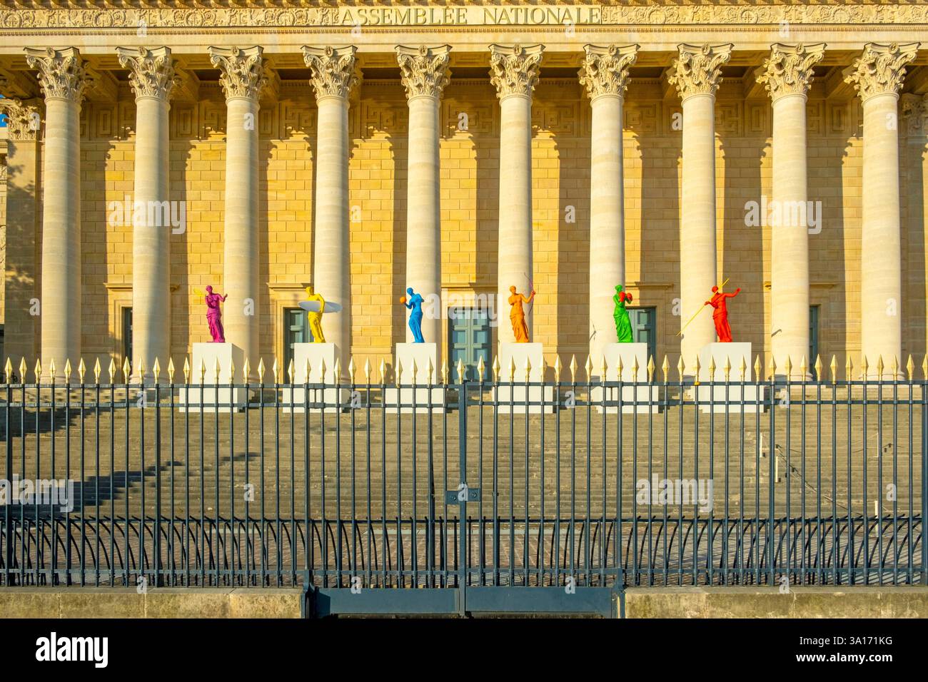Frankreich, Paris, Gebiet, das von der UNESCO zum Weltkulturerbe erklärt wurde, Palais Bourbon, Sitz der Nationalversammlung, farbenfrohe Statuen der Venus von Laurent Perbos anlässlich der Olympischen Spiele 2024 Stockfoto