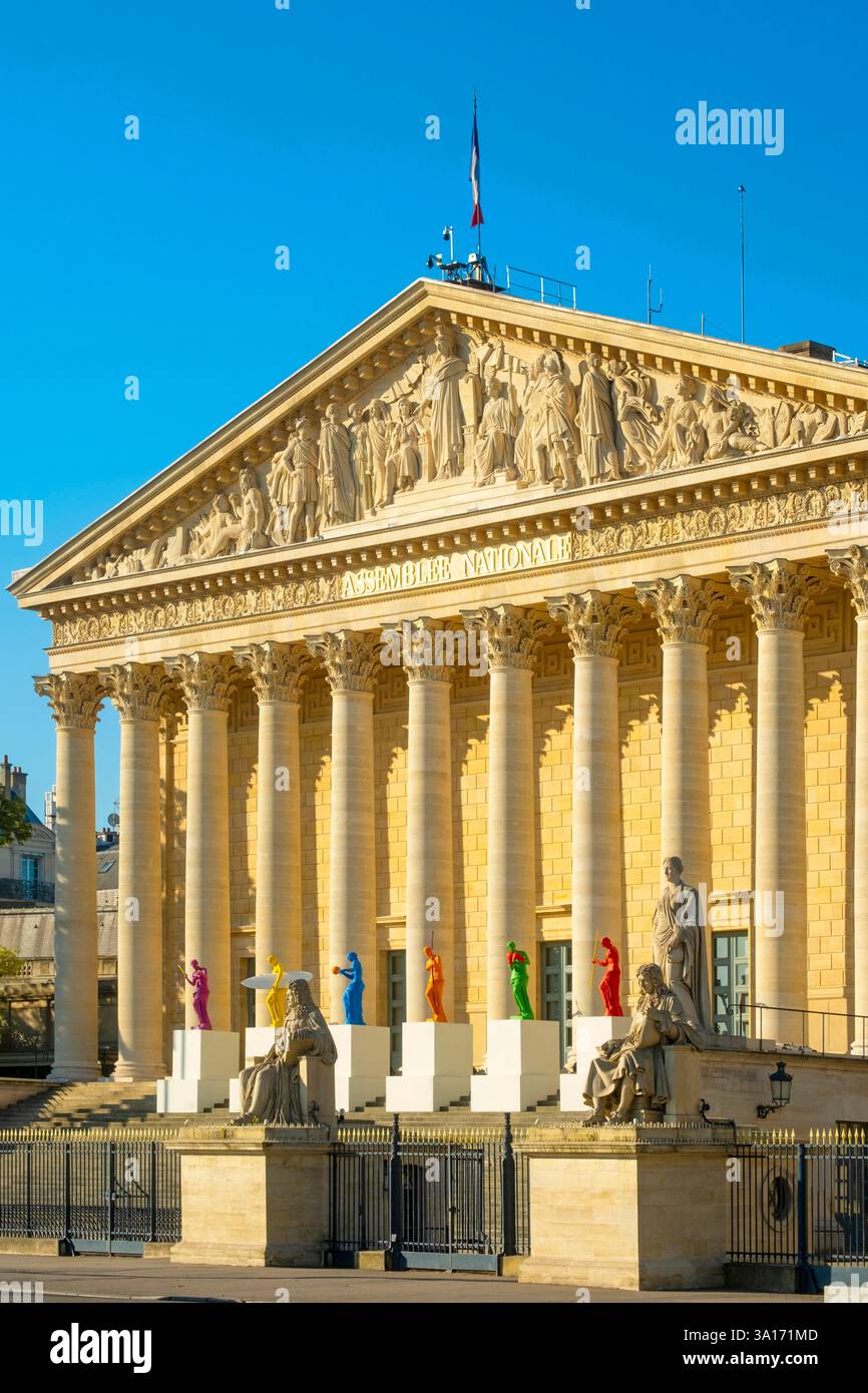 Frankreich, Paris, Gebiet, das von der UNESCO zum Weltkulturerbe erklärt wurde, Palais Bourbon, Sitz der Nationalversammlung, farbenfrohe Statuen der Venus von Laurent Perbos anlässlich der Olympischen Spiele 2024 Stockfoto