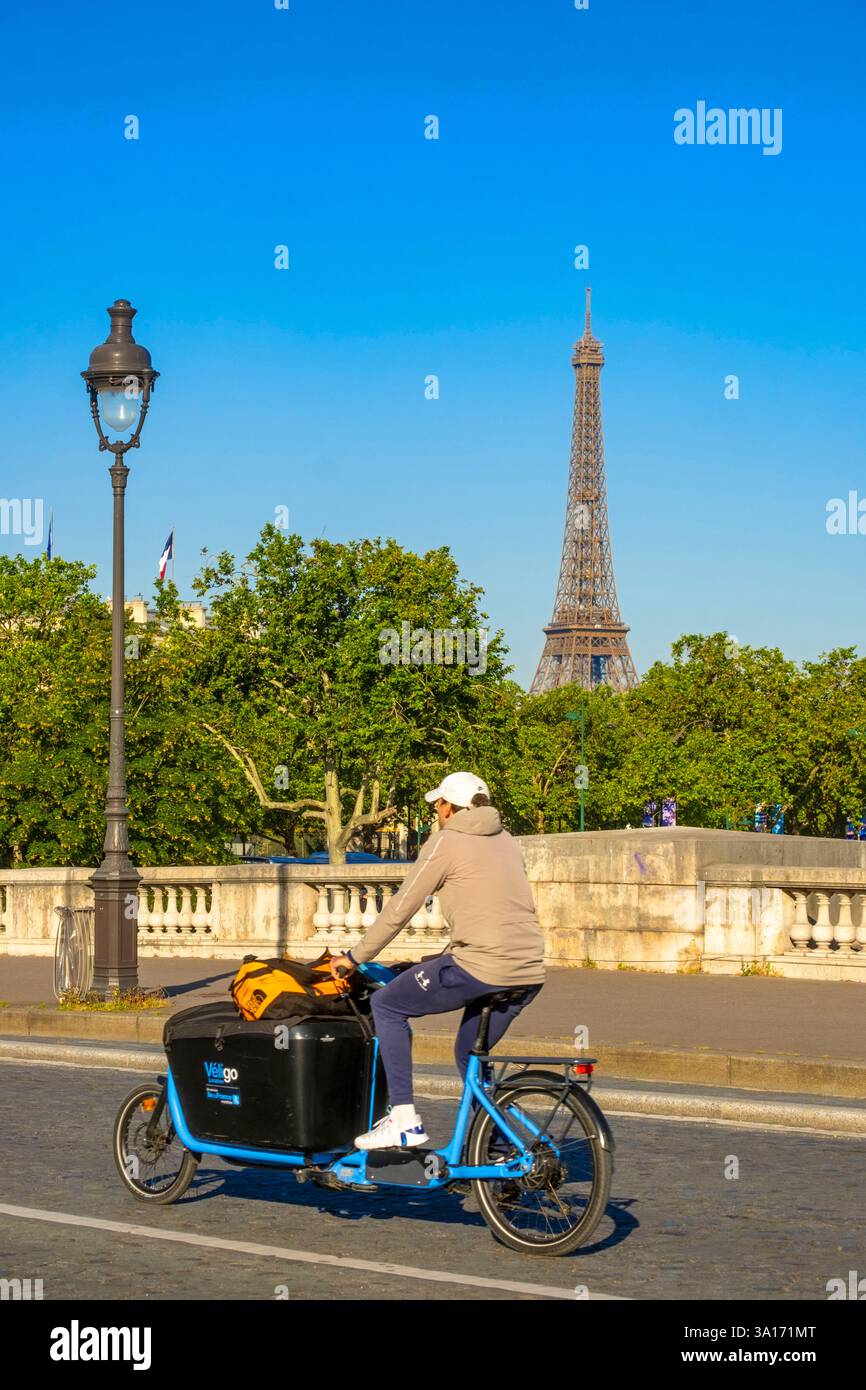 Frankreich, Paris, von der UNESCO als Weltkulturerbe gelistetes Gebiet, der Eiffelturm über den Bäumen Stockfoto