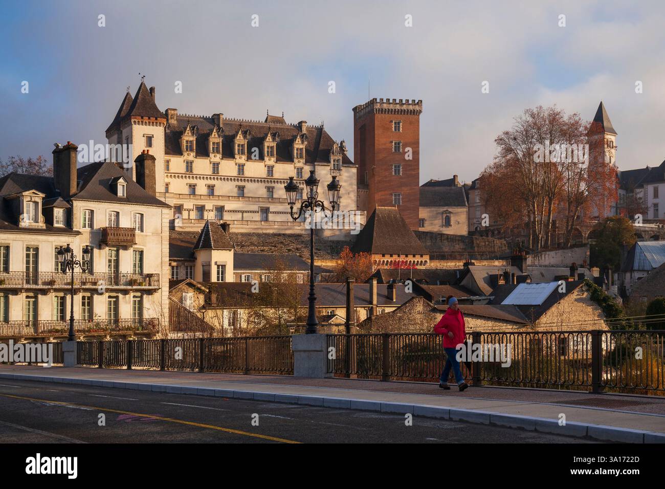 Frankreich, Pyrenäen Atlantiques, Pau, Hauptstadt von Bearn, das Chateau de Pau, Blick von der Brücke vom 14. Juli, die ein Museum beherbergt, das Henri IV, König von Frankreich und Navarra, geboren 1553 in der Burg, gewidmet ist Stockfoto