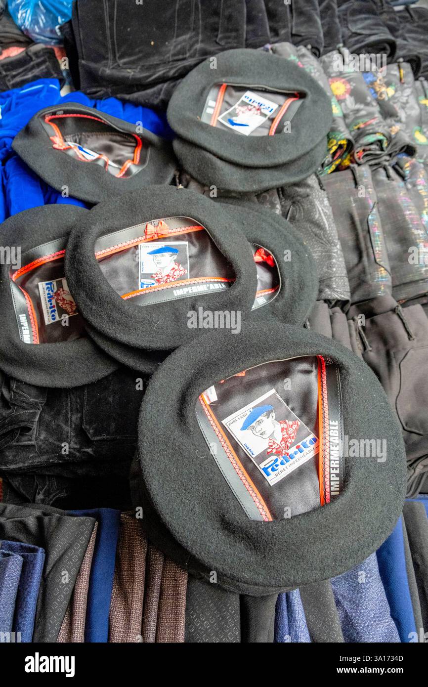 Vietnam, Upper Tonkin, Provinz Dong Van, Dong Van, der Wochenmarkt der Hmong-ethnischen Gruppen, Baskenmütze französischer Herkunft Stockfoto