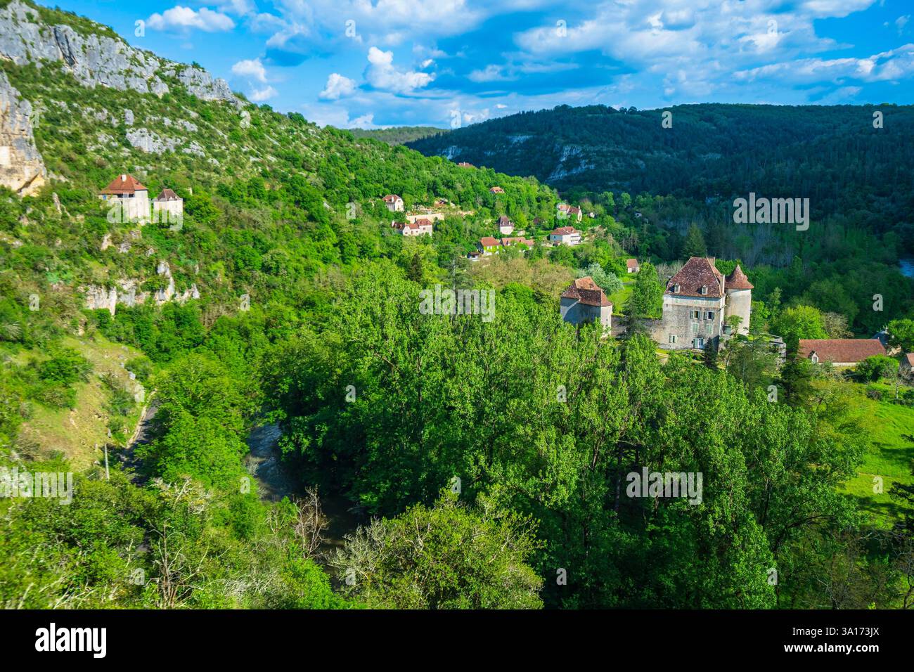 Frankreich, Lot, Cele-Tal, Sauliac-sur-Cele, Dorf auf dem Weg der Cele (GR 651), Variante des Weges von Le Puy (oder Via Podiensis) in Richtung Santiago de Compostela, Schloss Geniez aus dem 15. Jahrhundert Stockfoto
