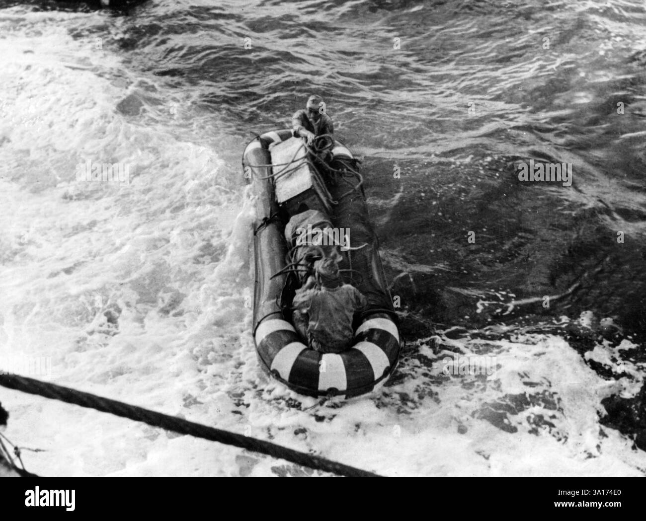 Die japanischen Offiziere Tomonaga und EMI werden an Bord der U-180 (Corvette Captain Werner Musenberg) südlich von Madagaskar gebracht, um sich mit neuen U-Boot-Entwürfen in Deutschland vertraut zu machen. [Automatisierte Übersetzung] Stockfoto
