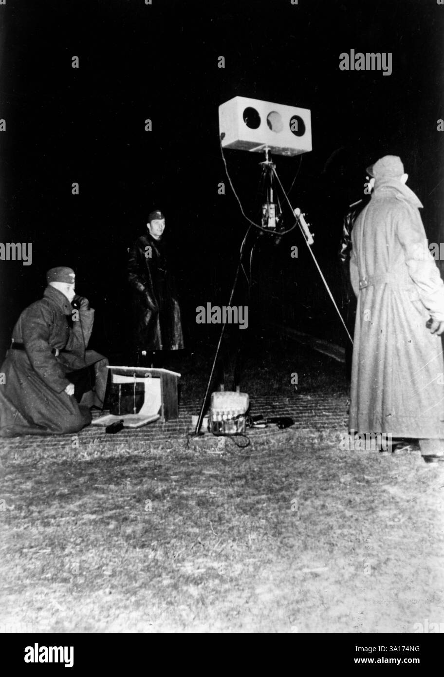 Die Schlacht um Großbritannien: Während des Starts von Kampfflugzeugen für eine Mission gegen England wird der Start mit Flare-Signalen freigegeben und dem Kopplungsoffizier per Telefon mitgeteilt. Foto: Trapp [automatisierte Übersetzung] Stockfoto