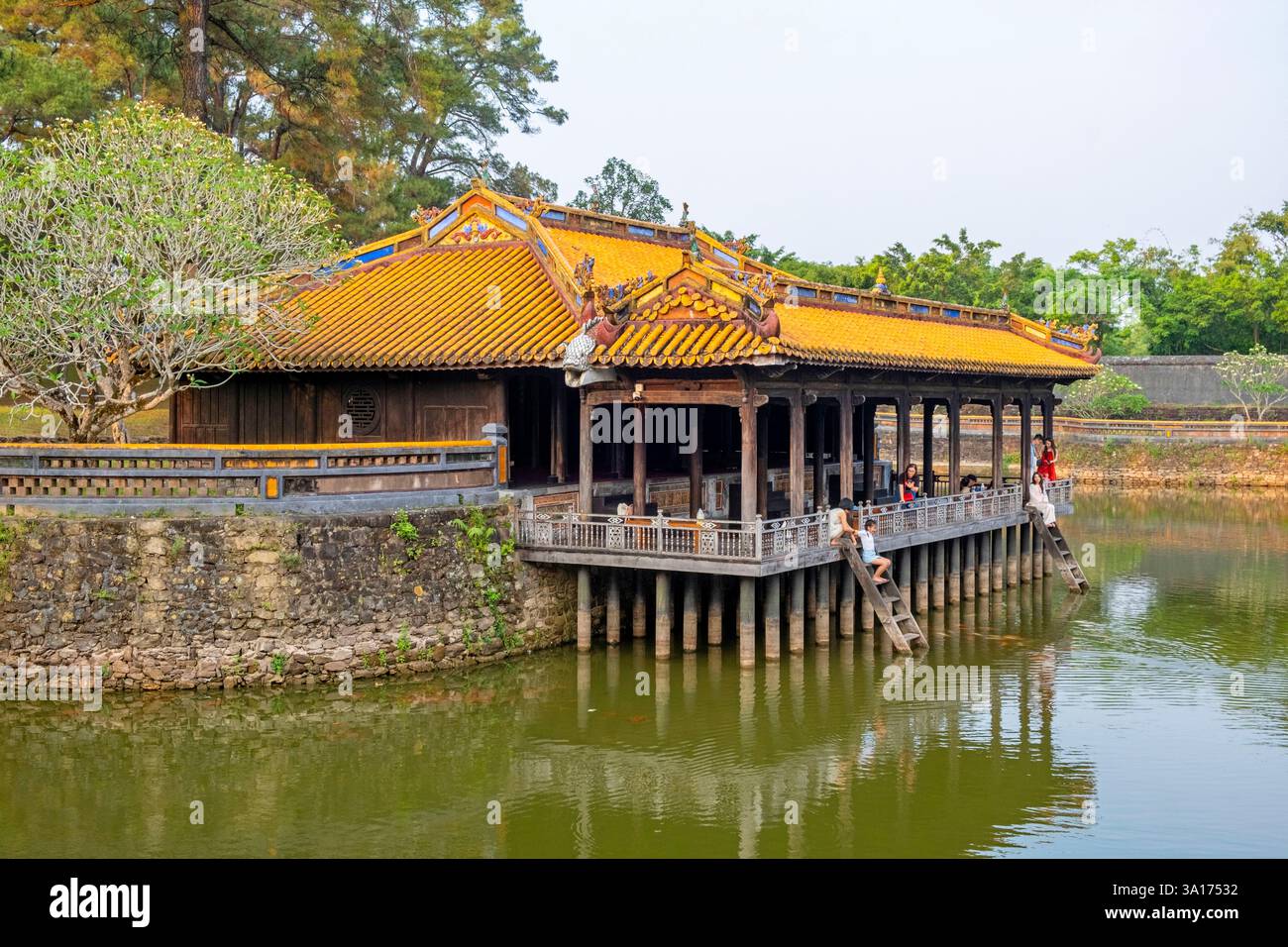 Vietnam, Zentrum, Thua Thien Hue Provinz, Hue, die Kaiserlichen Gräber, die von der UNESCO zum Weltkulturerbe erklärt wurden, das Tu Duc Grab, der Jung Khiem Pavillon am Rande des Luu Khiem Sees Stockfoto