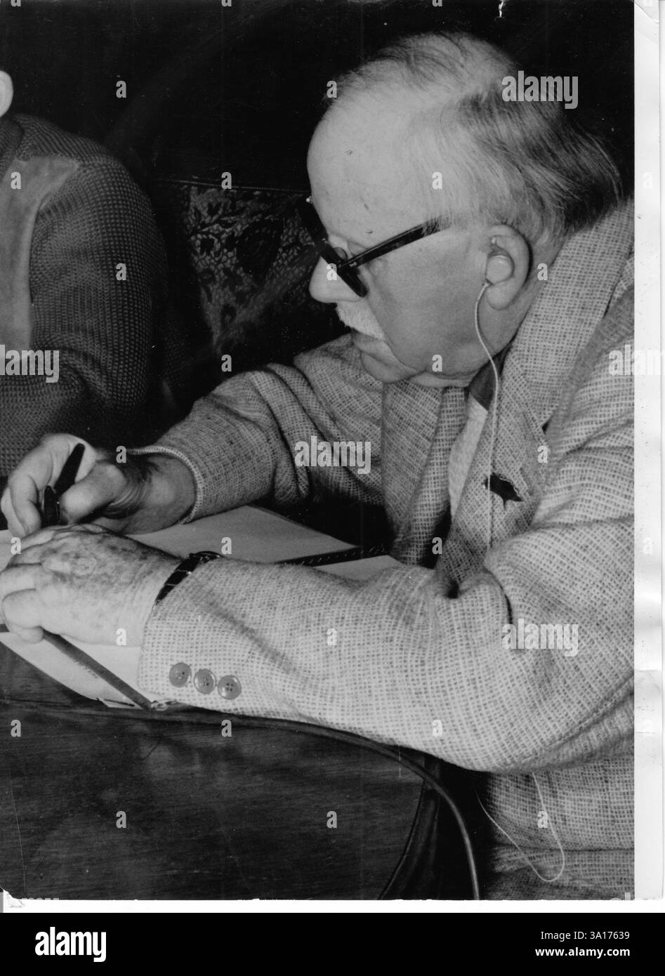 Karl Foerster, Gärtner und Staudenpflanzenzüchter aus Potsdam-Bornim. Er entwarf die Grünflächen auf Friendship Island. Hochformat. Gartenbau. Staudengarten. DDR. Historisch. Foto: MAZ/Leon Schmidtke, 07.05.1960 [automatisierte Übersetzung] Stockfoto