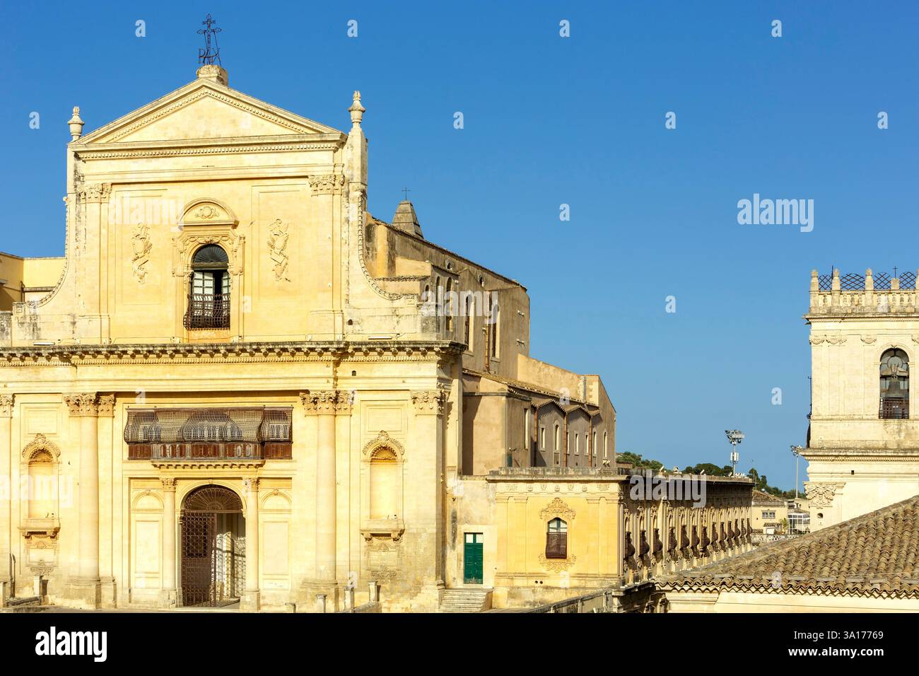 Italien, Sizilien, Noto, Barockstadt, die von der UNESCO zum Weltkulturerbe erklärt wurde, Basilika Heiliger Heiliger Heiliger (Santissimo Salvatore), erbaut zwischen 1767 zuerst von Priester und Architekt Andrea Gigante, dann nach seinem Tod durch Kanon D. Antonio Mazza im neoklassizistischen Stil, 1802 konsakriert Stockfoto