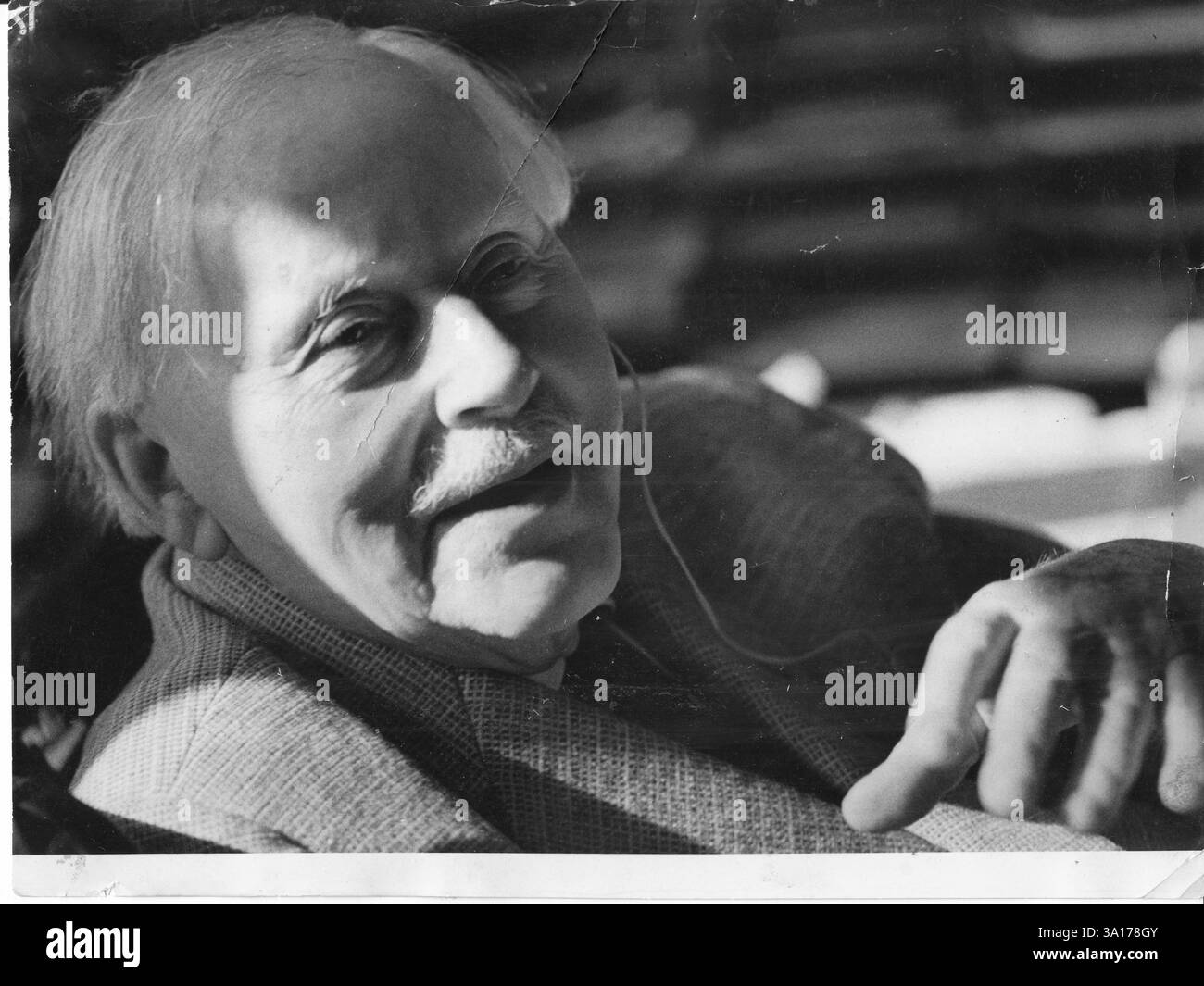 Karl Foerster, Gärtner und Staudenpflanzenzüchter aus Potsdam-Bornim. Er entwarf die Grünflächen auf Friendship Island. Hochformat. Gartenbau. Staudengarten. DDR. Historisch. Foto: MAZ/Leon Schmidtke, 07.05.1960 [automatisierte Übersetzung] Stockfoto
