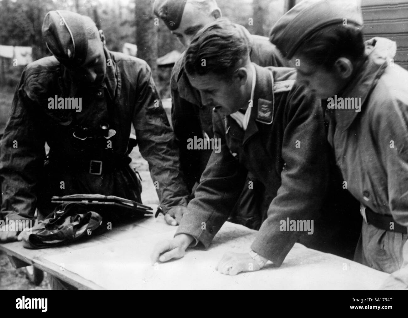 Ein Staffelkapitän bespricht die Mission mit der Besatzung eines Aufklärungsflugzeugs auf einem Flugplatz in der Nähe von Mashevskaja Sloboda an der Ostfront. Foto: Wiesemann. [Automatisierte Übersetzung] Stockfoto