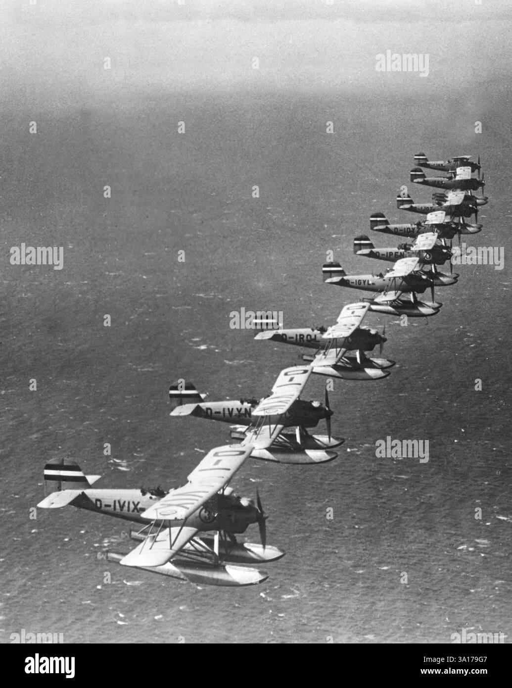 Heinkel He 60 Wasserflugzeuge aus Kiel-Holtenau in Linie. [Automatisierte Übersetzung] Stockfoto