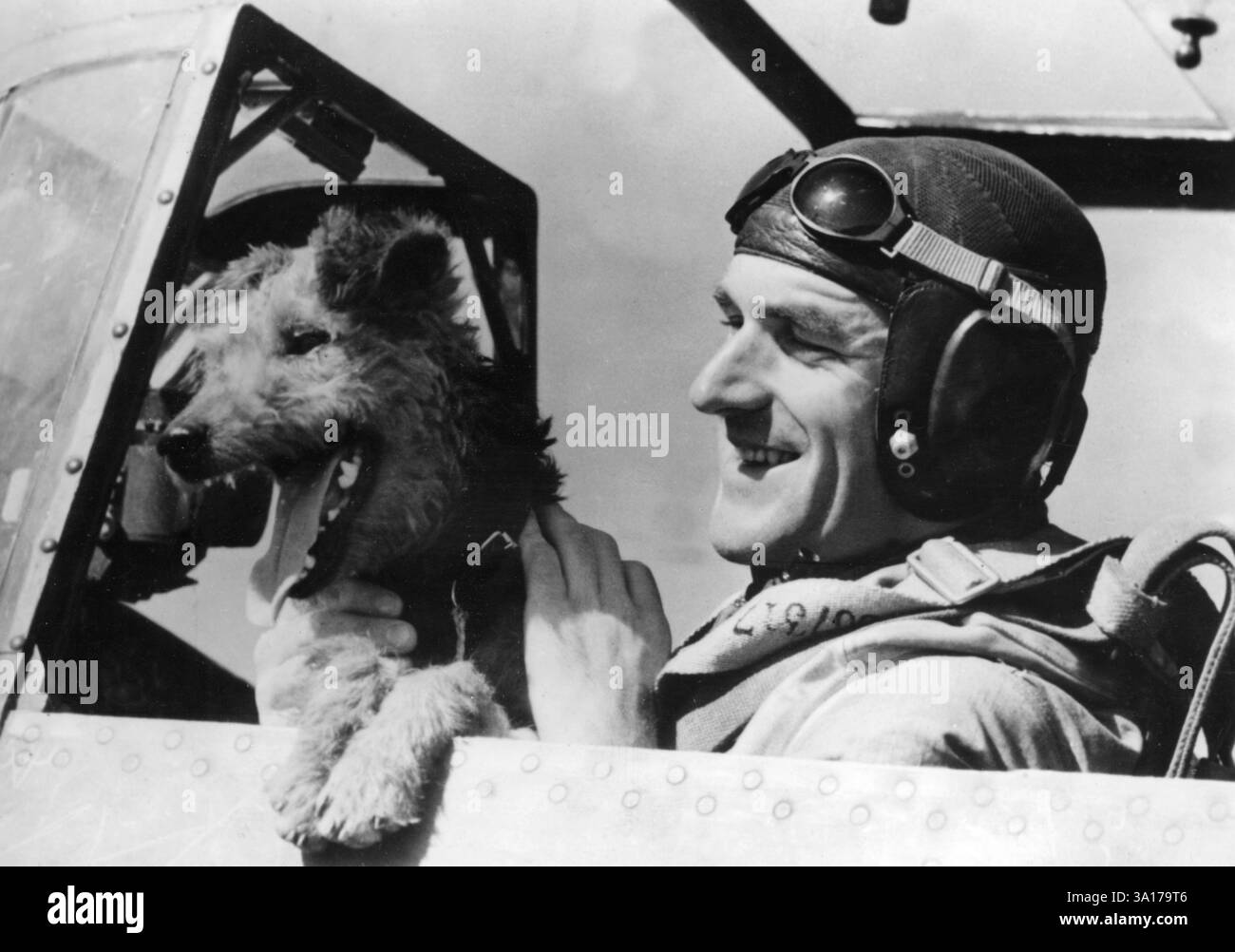 Der Pilot eines Messerschmitt ME 109 mit seinem Hund im Cockpit seines Kampfflugzeugs. Foto: Seeger [automatisierte Übersetzung] Stockfoto