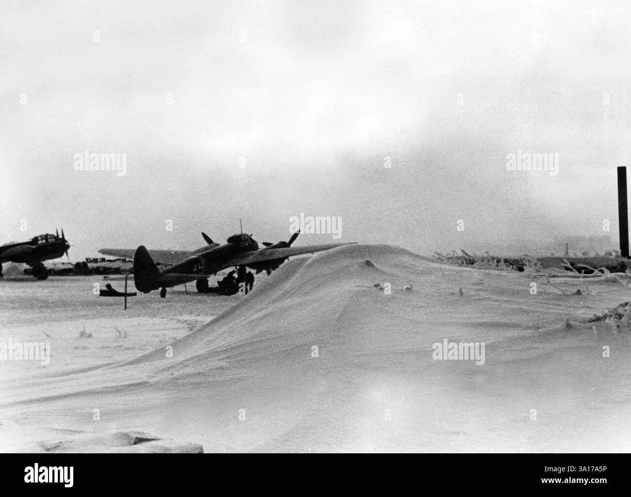 Junker Ju 88 Jagdflugzeuge auf einem schneebedeckten Flugplatz am Don im südlichen Teil der Ostfront / Schlacht bei Stalingrad. Foto: Kling [automatisierte Übersetzung] Stockfoto