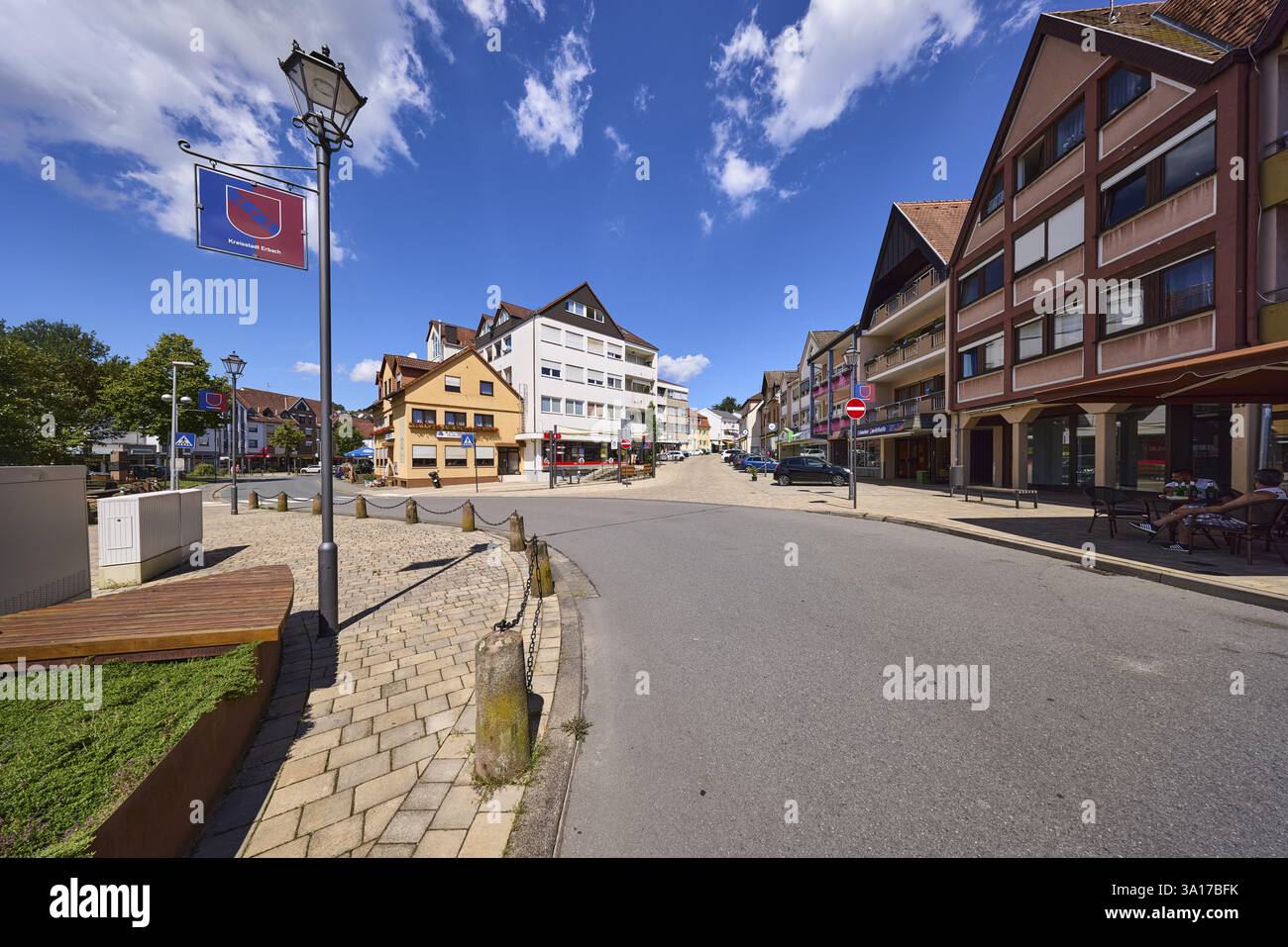 Laterne, allgemeine Entwicklung, Stadtwappen, blauer Himmel mit Kumuluswolken, Kreuzung Hauptstraße und Werner-von-Siemens-Straße, Erbach, OD Stockfoto