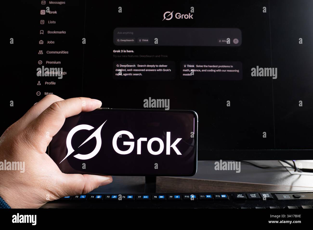 ZHONGSHAN China-28. Februar 2025: Ein Handy mit Grok-Logo vor der Grok 3-Website in horizontaler Komposition. Stockfoto