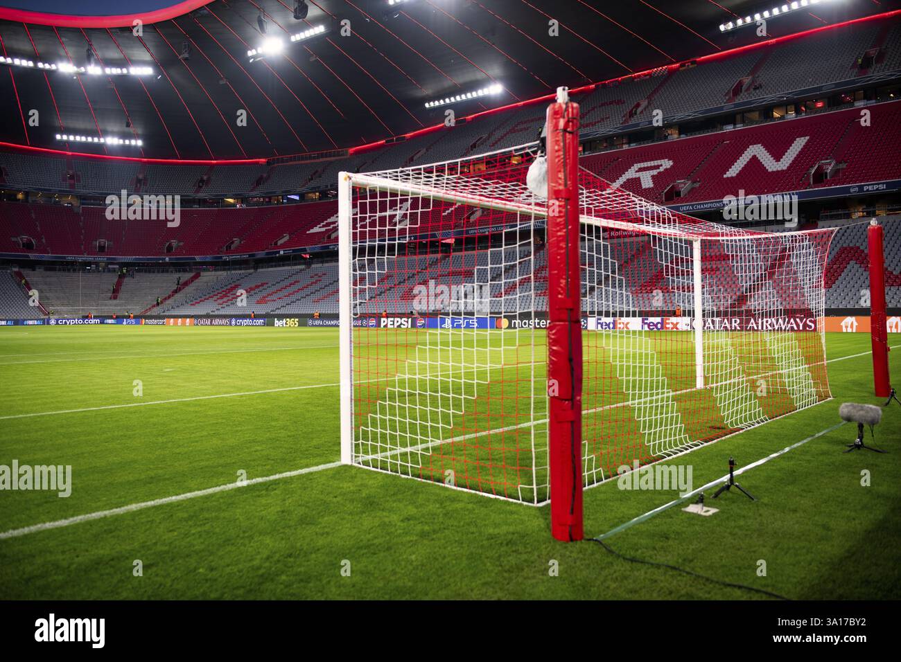 Abendspiel Allianz Arena, Innenraum, beleuchtet, Tor Tor, Schriftzug FC Bayern München, blaue Stunde, UEFA Champions League Allianz Arena, München, Bavar Stockfoto